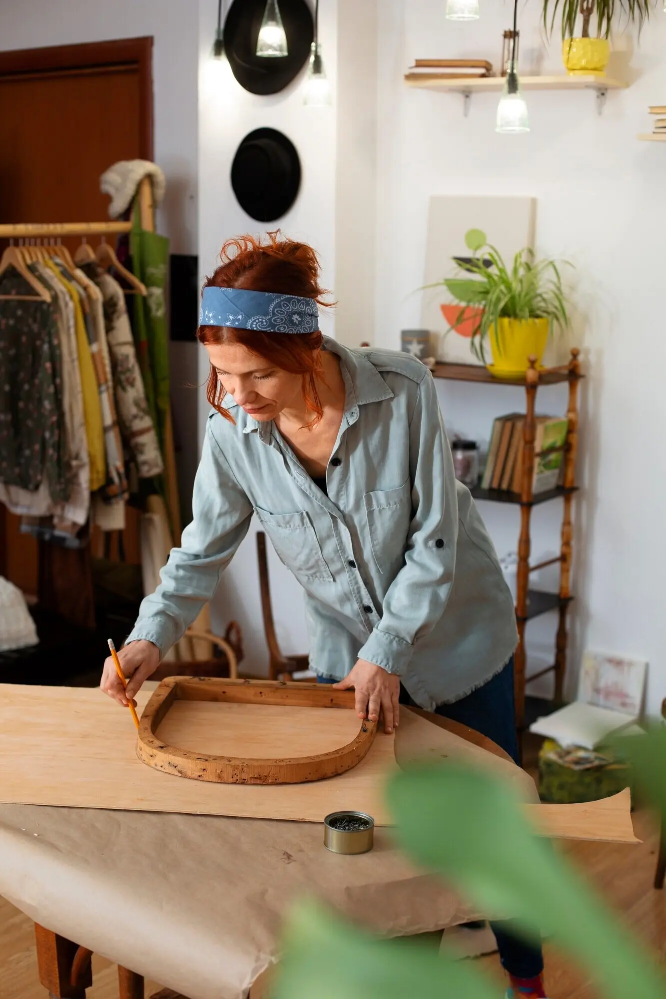 Vorderansicht einer Frau, die Holzmöbel restauriert