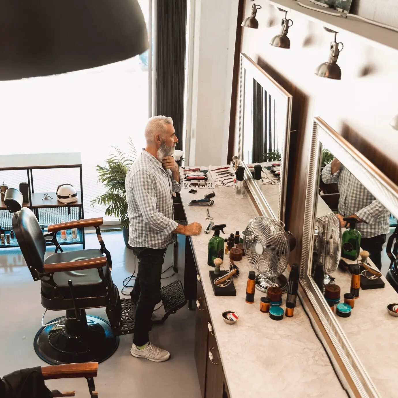 Kunde steht vor einem Spiegel im Barbershop